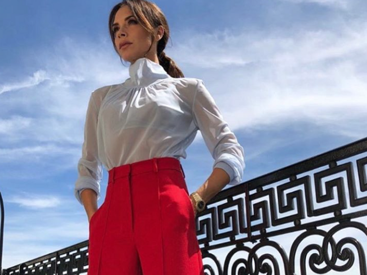 Fotos: Zara tiene ya el traje rojo que Victoria Beckham va a convertir en tendencia