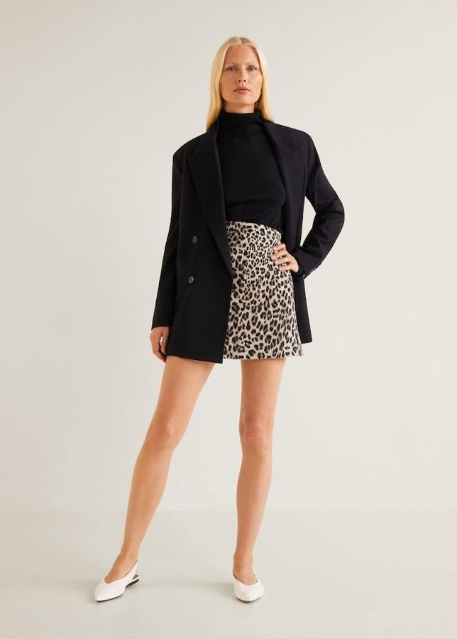 Falda mini con estampado de leopardo, 29,99 euros.