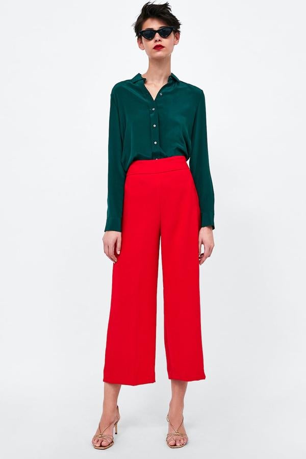 Fantásitico diseño de tiro alto y por encima del tobillo, que cierra con una cremallera lateral (29,95 euros).