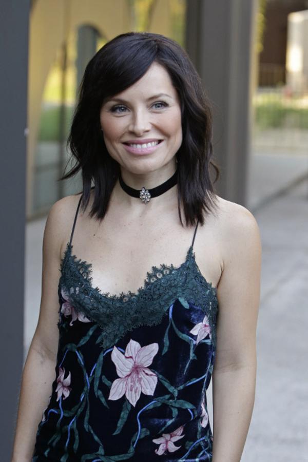 El año 2016 fue el año en el que más 'looks' diferentes le vimos a Soraya y todo gracias a su gran colección de pelucas. Una de ellas fue esta con melena castaña oscura y puntas desiguales súper favorecedora.