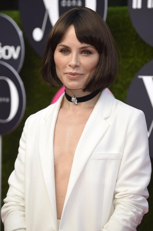 En estos premios la lució mejor que nadie. Esta vez se decantó por una peluca en un tono castaño simulando un corte bob muy favorecedor y con flequillo.