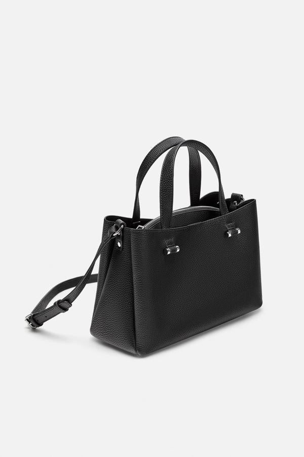 Si prefieres un regalo más práctico y versátil, apuesta por este 'city bag' de los Special Prices de Zara (15.99 euros).