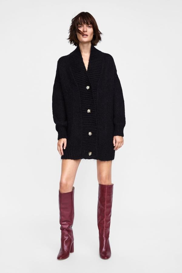 Este maxi cárdigan negro de los Special Prices de Zara es el regalo perfecto... por 19.99 euros: sirve de chaqueta, pero también de vestido, y queda igual de bien tanto en looks de día como de noche.