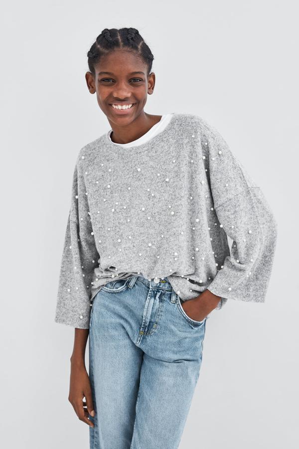Un básico perfecto con el que siempre acertar, pero con un plus muy sofisticado: este jersey de punto suave con detalle de perlas cuesta 17.99 euros en los Special Prices de Zara.