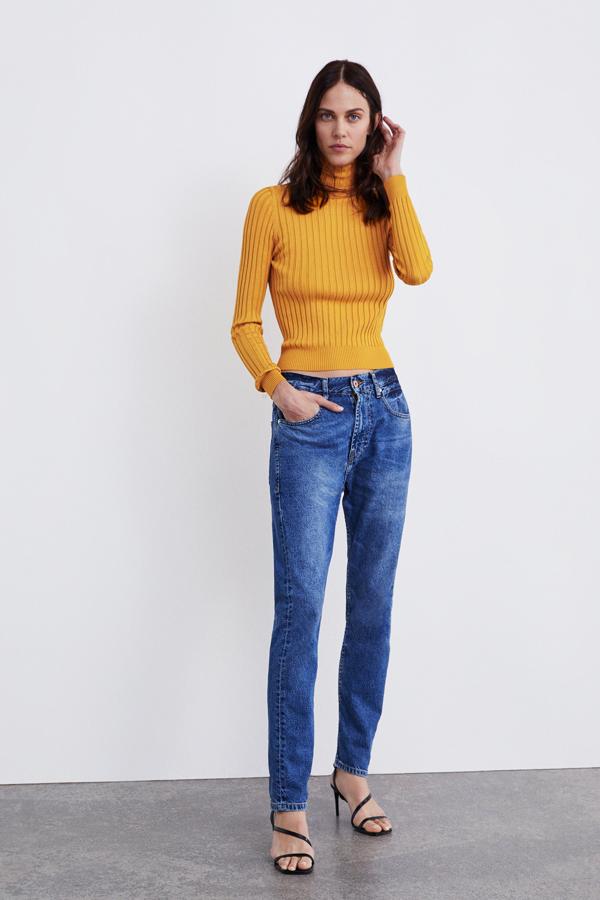 Regala color esta Navidad con este favorecedor jersey de cuello vuelto con efecto canalé de los Special Prices de Zara (17.99 euros).