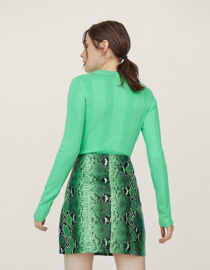 Jersey ajustado con cuello a la caja, 15,99 euros.