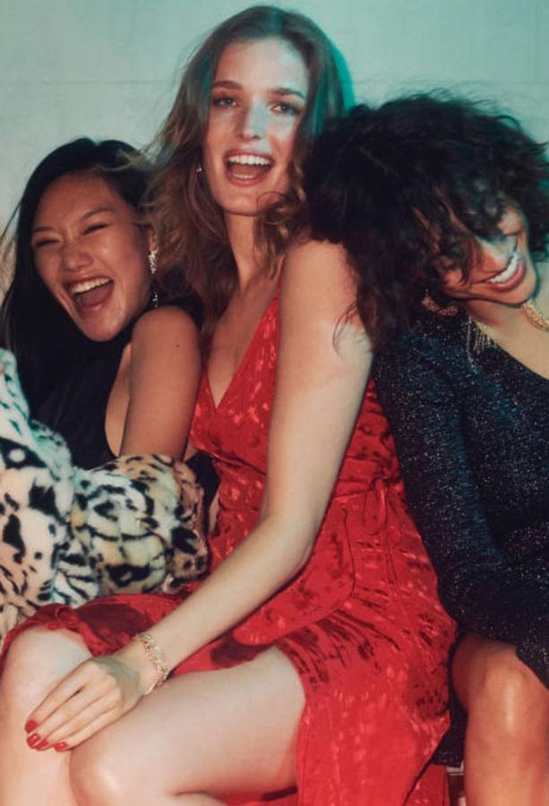 Vestido cruzado jacquard en color rojo, 49,99 euros.