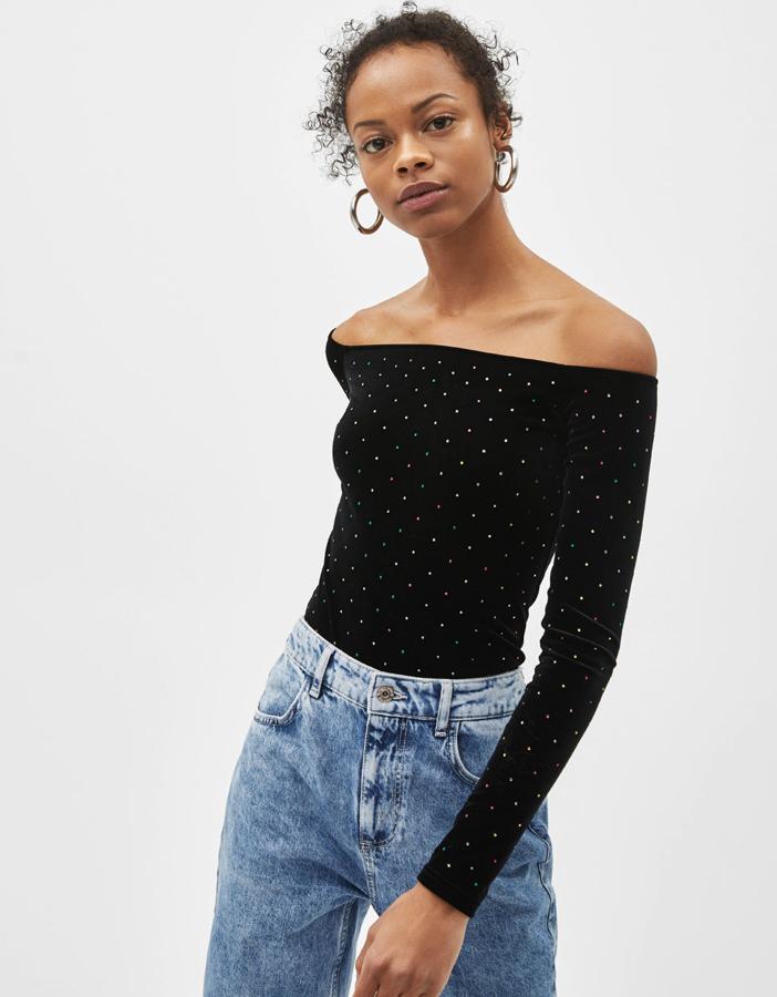 Body de terciopelo con brillos de colores, escote "bardot" y "fit ajustado". Cierra mediante corchetes (22,99 euros).