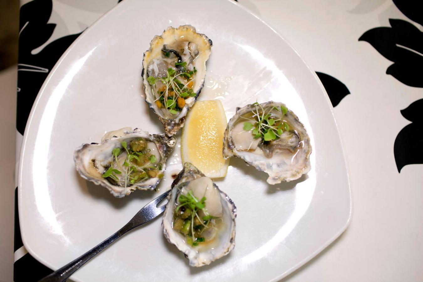 El zinc ha sido relacionado con los bajos niveles de ansiedad por eso alimentos como las ostras, la yema de los huevos, los anacardos... son muy buenas opciones para tus comidas.