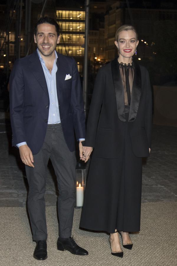 Una novia que apostó por el traje tipo esmoquin: Marta Ortega. La hija de Amancio Ortega llevó para la fiesta posterior a su boda un traje de dos piezas firmado por Pier Paolo Piccioli (director creativo de Valentino) con una blusa de gasa debajo de lo más sugerente...