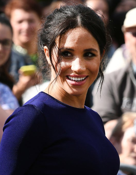 En la versión más desenfadada, cómoda e informal de Meghan Markle encontramos el moño messy. Siempre que puede, deja unos mechones sueltos ligeramente ondulados que le resta seriedad y le da un toque de naturalidad a su look.