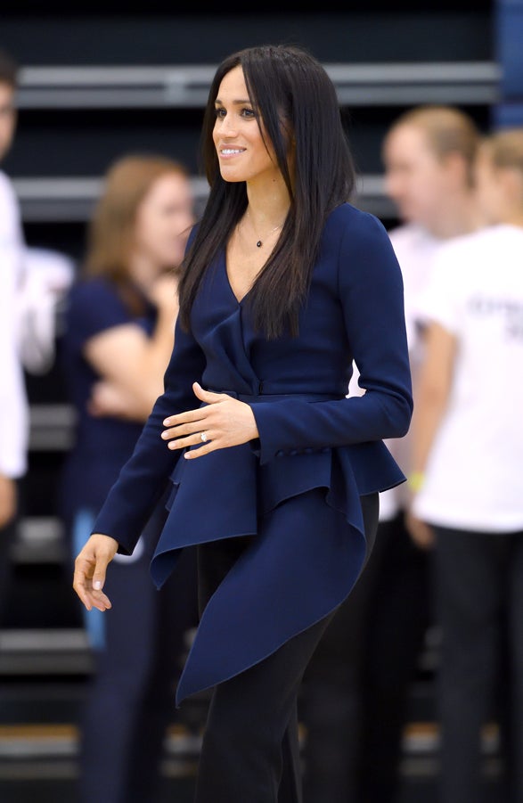 La melena ultralisa es una apuesta segura que te salva cualquier evento especial. No es un peinado muy recurrente en Meghan y además, desde que está embarazada , ya no puede someterse a los tratamientos de queratina  a los que acudía para conseguir ese liso tabla.