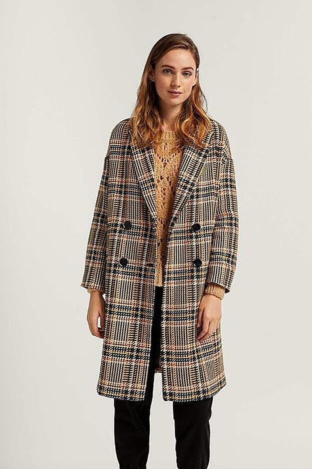 El abrigo de Stradivarius de Paula Echevarría cuesta 49.99 euros.