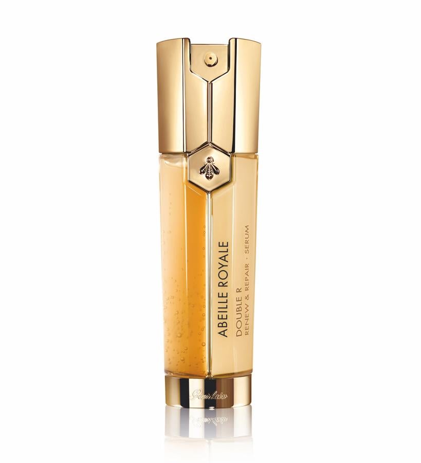 La noche es el tiempo para que actúen a la vez la fórmula de efecto peeling y la fórmula reafirmante del sérum de noche Abeille Royale Doble R de Guerlain. (135 €).