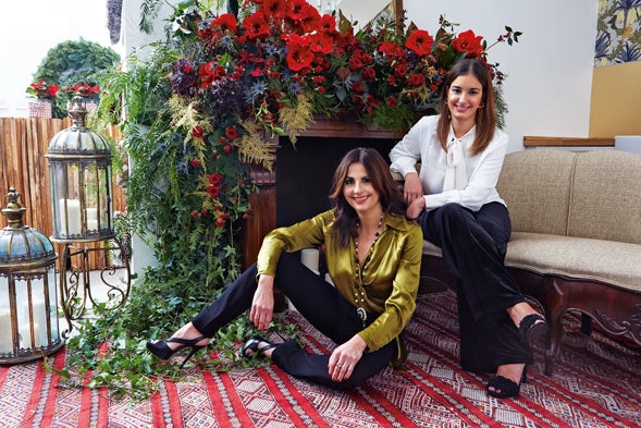 El local de una antigua sastrería acoge desde hace cuatro años el negocio donde Irene Ruiz y Sara Manzano confeccionan sus lujosas creaciones, desde pequeños centros hasta arreglos para grandes eventos, siempre con la idea de ofrecer una experiencia única. Para ellas, la Navidad es como una novela victoriana: profundamente apasionada.