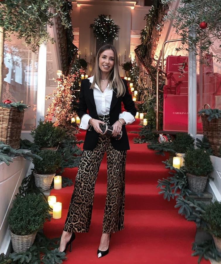 Marta Carriedo nos propuso este 'look' como una propuesta para nuestras cenas de Navidad, pero lo cierto es que nos ha parecido un tipo de look 'working girl' súper bonito incluso para lucir en una Nochevieja.