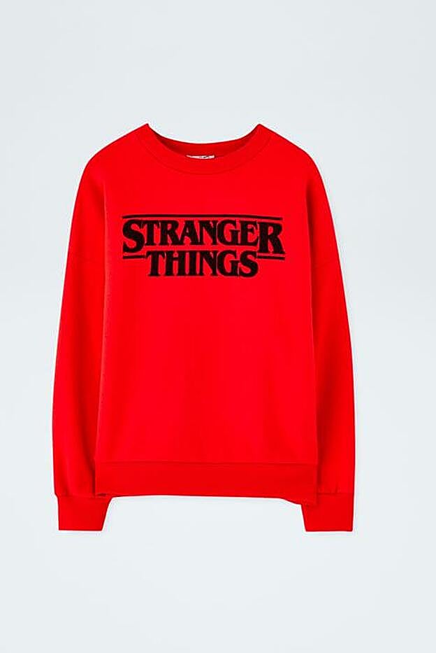 Sudadera Stranger Things de Pull&Bear (25,99€)