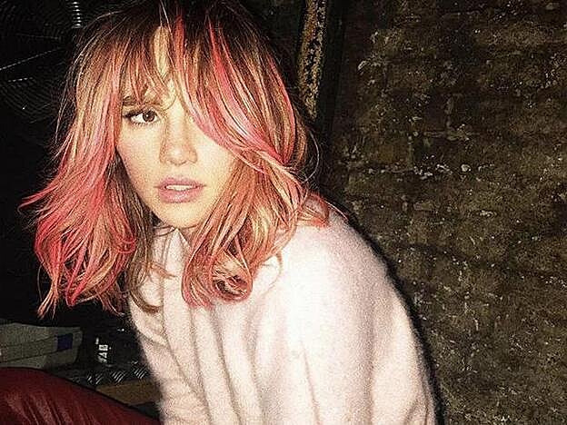 El estilista Lewis Pallett ha sido el encargado de ponerle el pelo rosa a Suki Waterhouse.