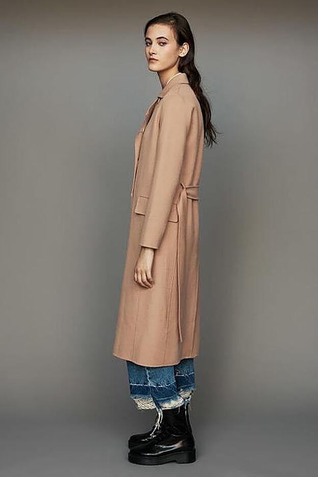 Abrigo largo de lana con doble faz, 495 euros.