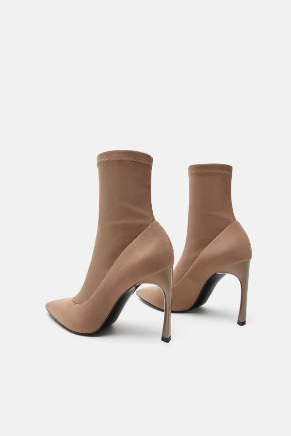 Enamoradas estamos de estos botines calcetín en color beige. Tienen taconazo, pero encima es que parecen unos salones maravillosos. ¿Qué más se puede pedir para presumir de piernas por menos de 30 euros?