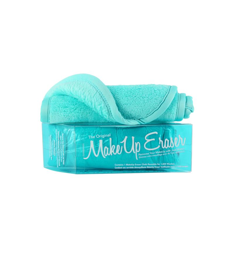 El nuevo básico de limpieza. Su tejido, suave y esponjoso, está formado por millones de microfibras, más finas incluso que un cabello, que absorben y eliminan el cualquier tipo de maquillaje y la suciedad de los poros, aportando una sensación de frescura y limpieza a la piel y a los ojos. Esta toalla desmaquillante color Turquoise es exclusiva de las Perfumerías Júlia (19,90 €).