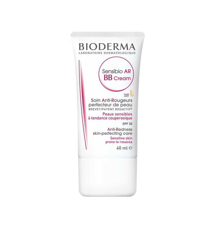 Reduce y previene de manera biológica el enrojecimiento de la piel. Actúa directamente sobre la vasodilatación de los capilares que provocan el enrojecimiento de la piel reduciendo su enrojecimiento y la sensación de calor. Está indicada para las personas que sufren rosácea o cuperosis.  Sensibio AR BB Cream de Bioderma  (19,95 €).