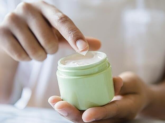 Antes de maquillarnos debemos siempre preparar nuestra piel y tendremos que hacerlo con la crema hidratante adecuada.