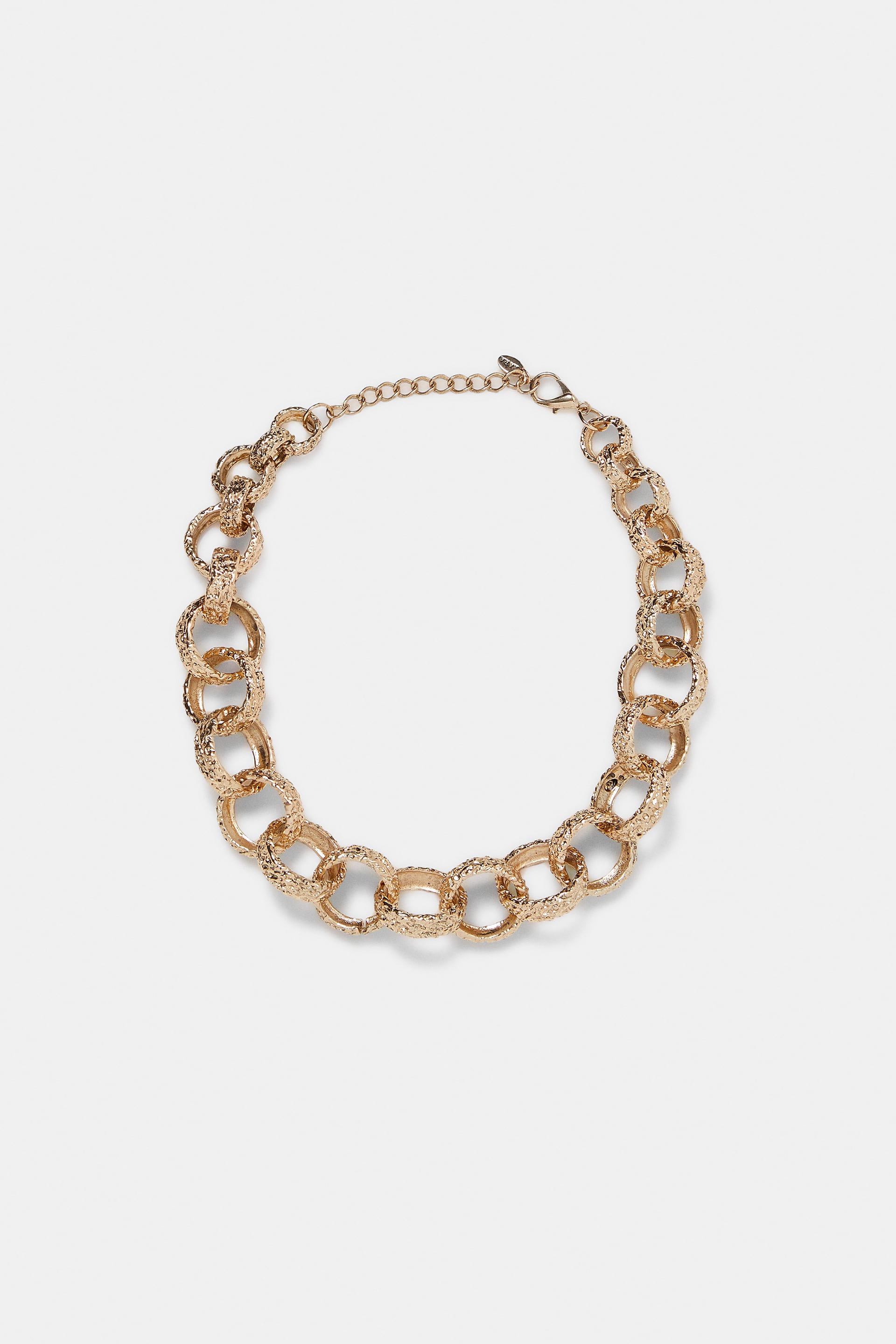 Collar con eslabones y textura de Zara: 17,95 euros.