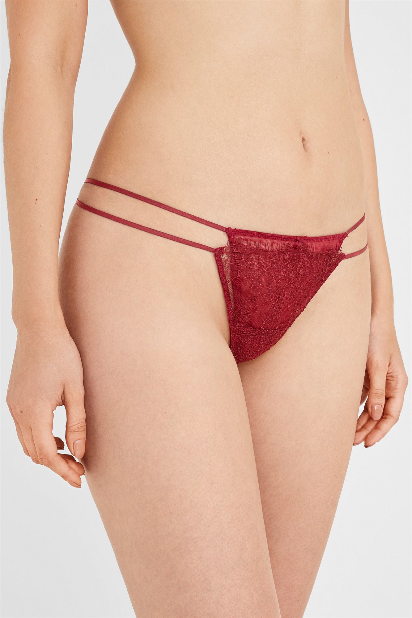 Tanga de encaje con plumeti de Women Secret: 4,99 euros.