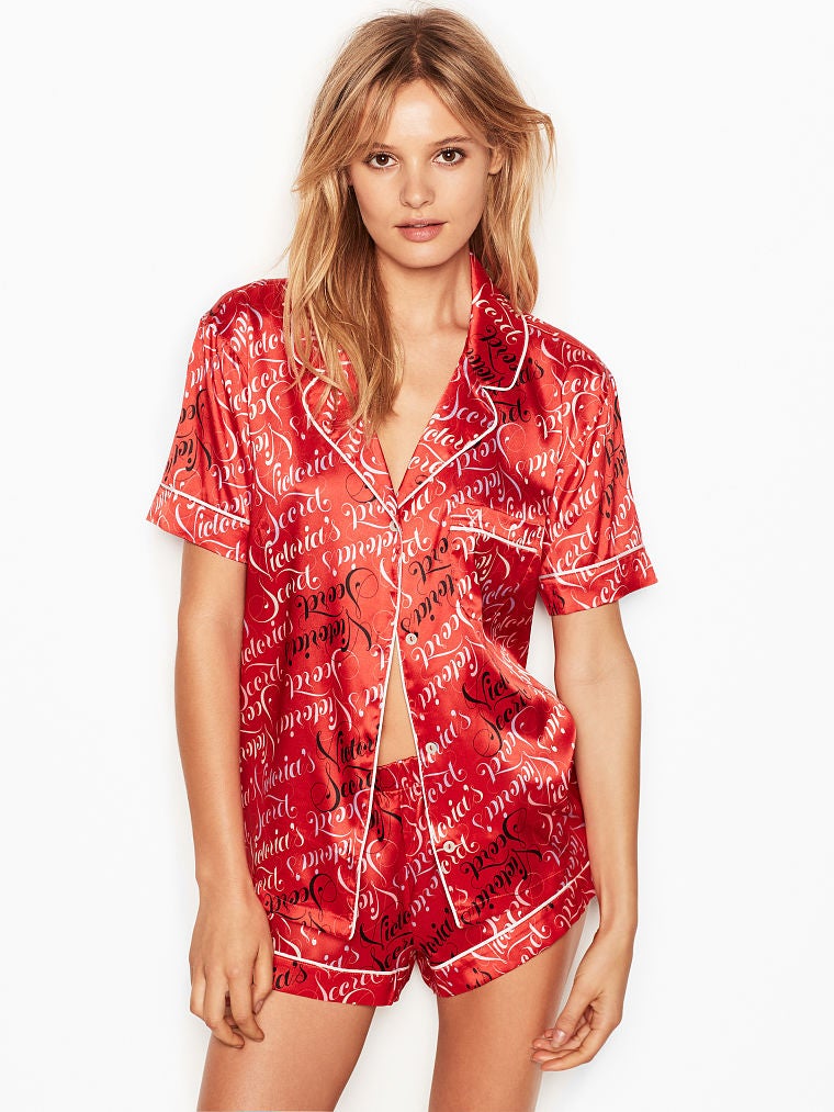 Pijama con shorts estilo bóxer de satén de Victoria's Secret: 64,19 euros.
