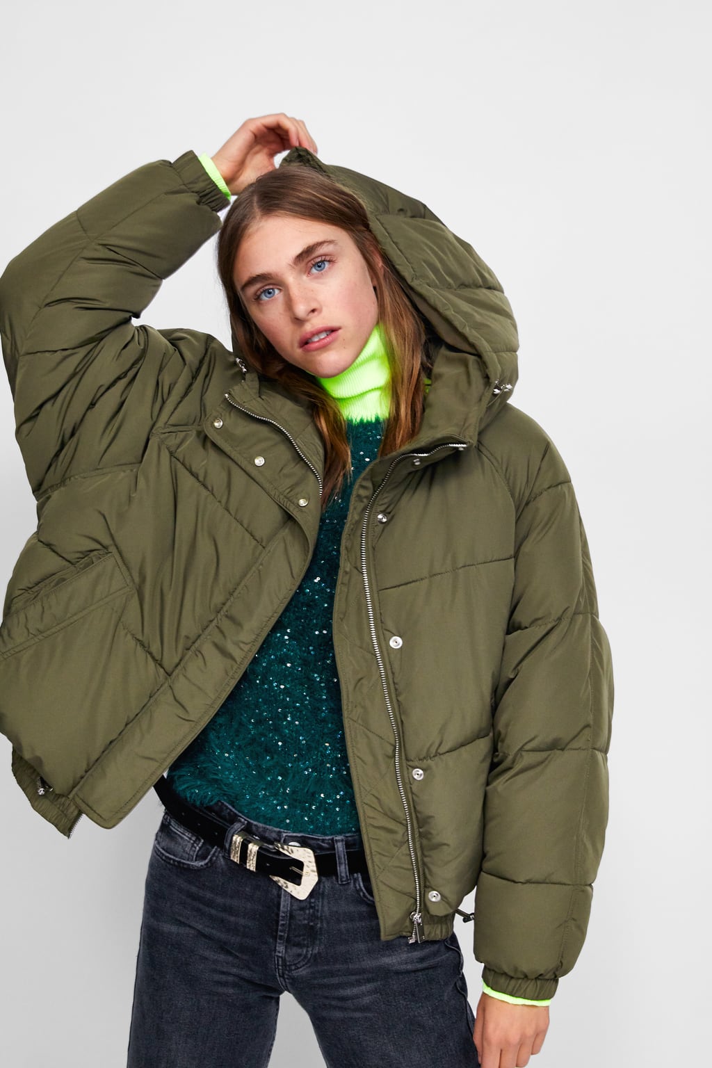 Cazadora acolchada con capucha de Zara: 25,99 euros.