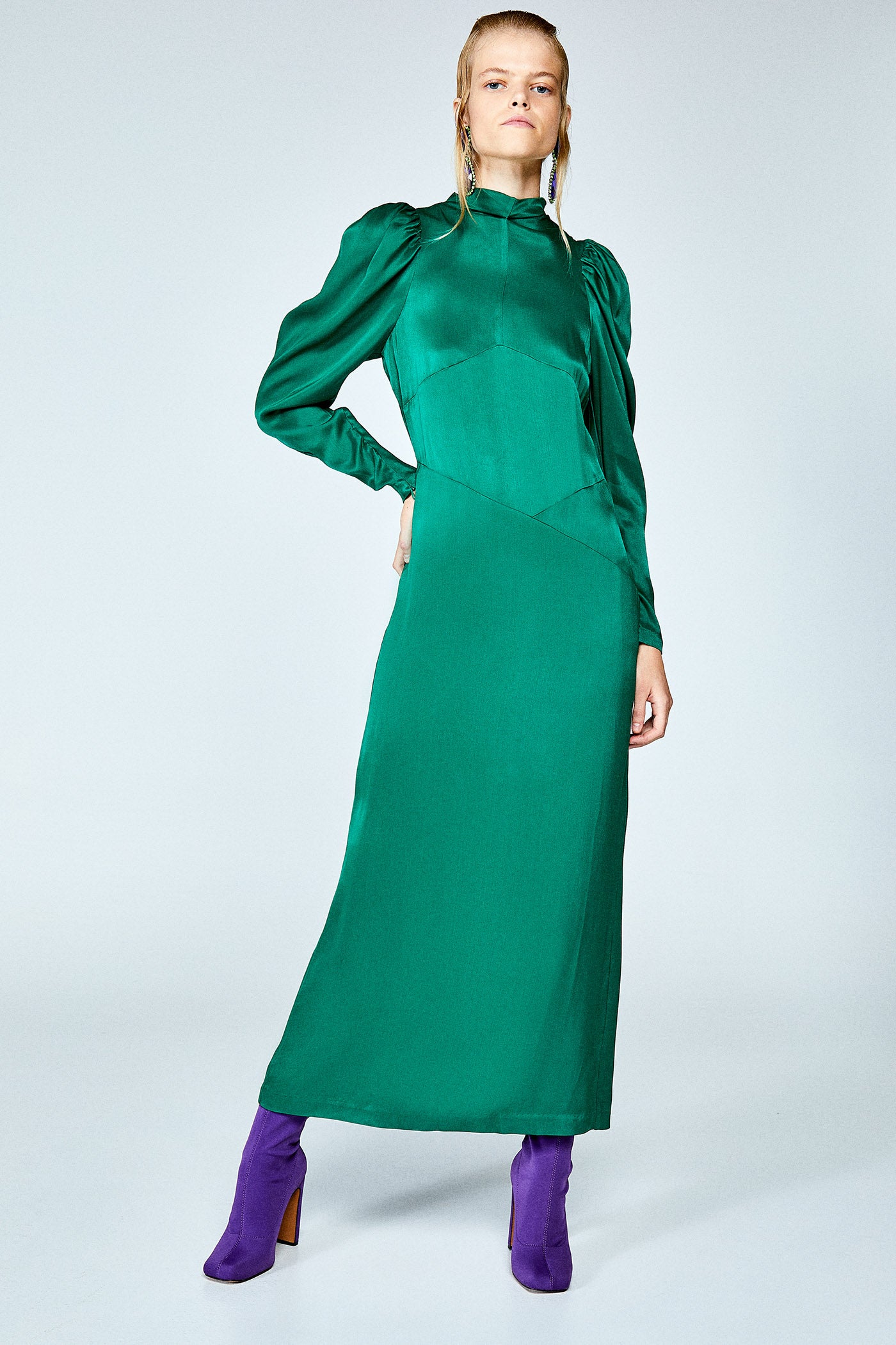 Vestido largo verde de manga larga de Sfera: 59,99 euros.