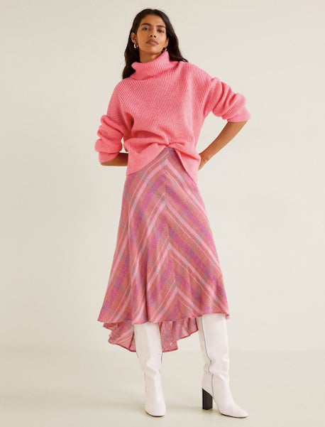 Falda asimétrica de cuadros de Mango:39,99 euros.