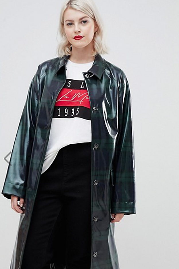 Un chubasquero-gabardina a cuadros escoceses de Asos Design Curve.