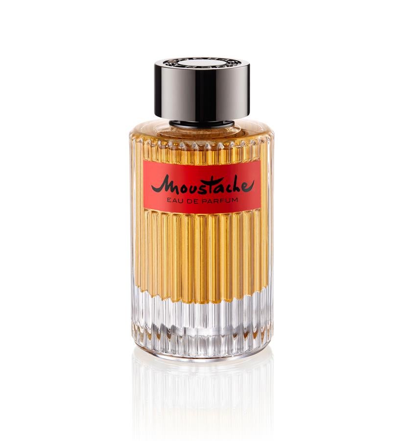 Hace setenta años se lanzó Moustache Original 194, con bergamota, lavanda pura, neroli, musgo y almizcles blancos. Ahora nace su versión eau de parfum, con mandarina, bayas rosas, rosa búlgara, cedro y pachulí, para aportar un punto más sensual.  Moustache de Rochas  (60 €/75 ml).