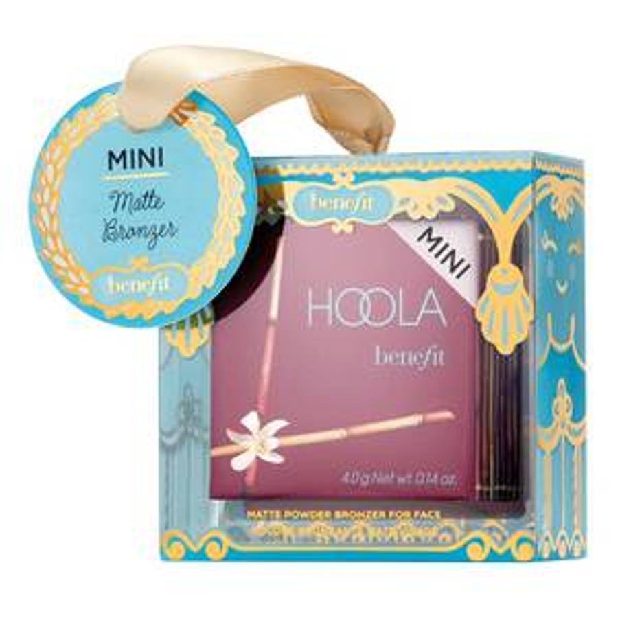 Polvos bronceadores Hoola en formato mini (edición navideña), una cajita que iluminará tanto tu rostro como tu estado de ánimo (18,95 euros).