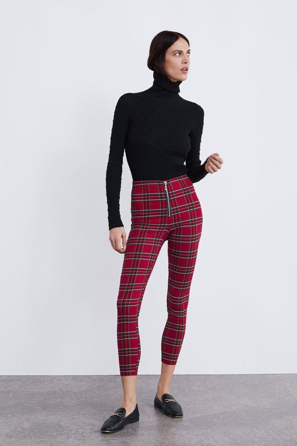 Pantalón tipo legging con estampado de cuadros y cintura interior elástica, 19,95 euros.