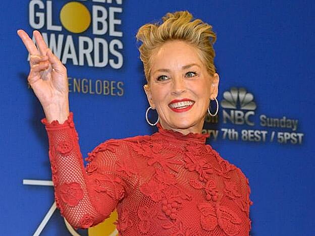 Unos labios rojos (no muy oscuros) favorecen a cualquier edad. Si no, fíjate en Sharon Stone.