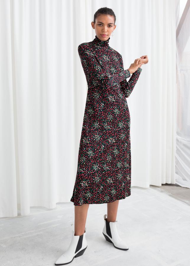 Vestido en línea A, largo midi y pequeño estampado de flores, muy en tendencia (41 euros). cierra con una cremallera en la espalda.