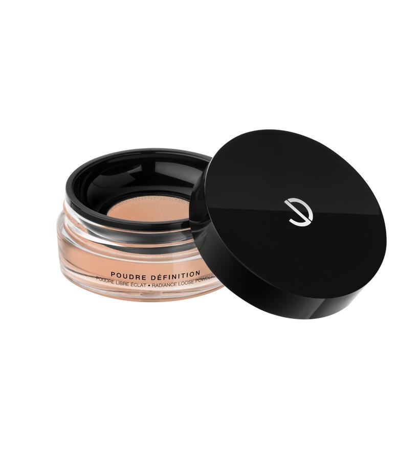 Suelto, ultra-fino y extremadamente suave, de textura aérea, se desliza sobre el rostro para unificar la tez y matificarla con efecto natural. Los reflejos aportan luminosidad. Se aplica como último toque del maquillaje o solo, sobre todo el rostro. Un tono universal: Naturel (39 €).