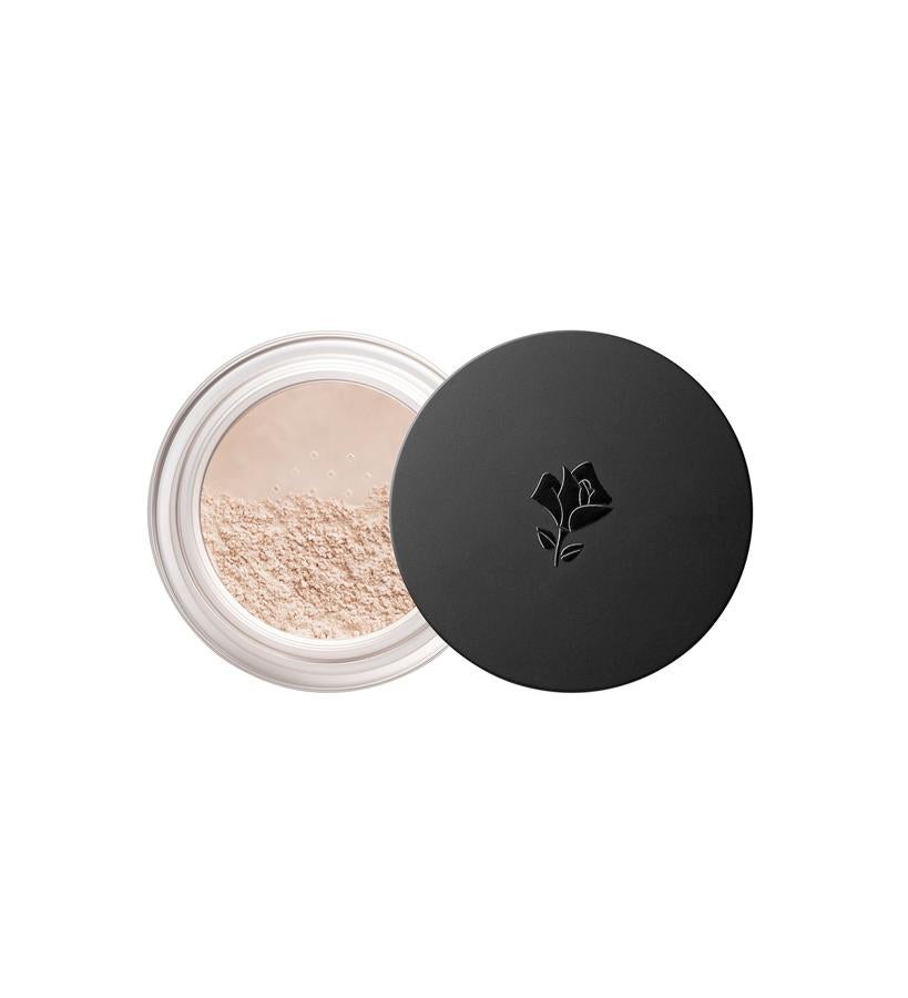 Polvos sueltos translucidos que fijan y alargan la duración de la base de maquillaje. Disponible en dos tonos universales –transparente para pieles claras o medias, y un tono más profundo para las pieles más oscuras–, aumenta la duración del maquillaje mientras mantiene su color durante todo el día. (47 €).