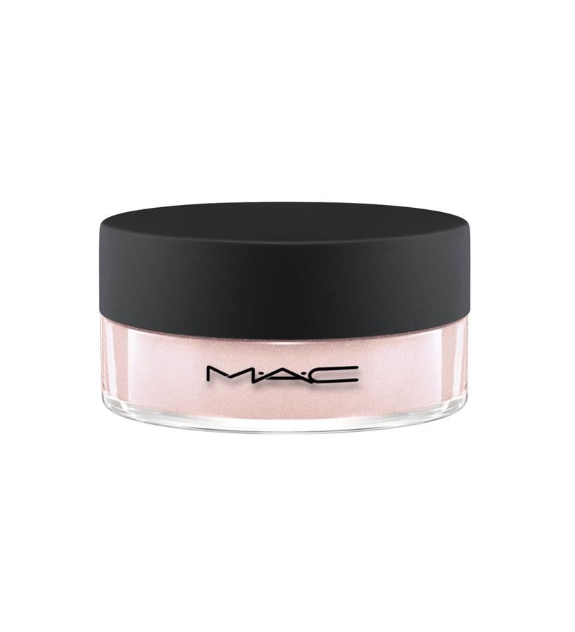Pueden usarse solos o junto con una base de maquillaje o una crema hidratante para un maquillaje iridiscente completo. Se difuminan fácilmente sobre la piel desnuda o sobre la base de maquillaje, y se pueden aplicar por toda la cara (mezclado con la base de maquillaje o la crema hidratante), o como un iluminador más intenso en los puntos más altos del rostro, como los pómulos o el arco de la ceja. Su fórmula es muy concentrada, por lo que debes usarla con moderación y modular gradualmente hasta conseguir la intensidad de brillo que desees. (29,45 €).
