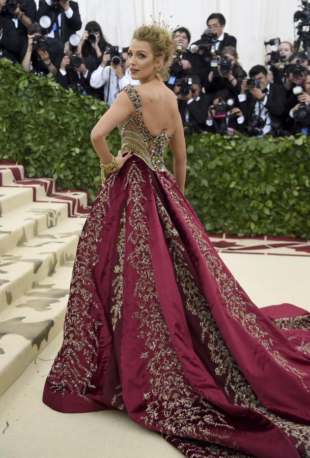 La mejor vestida d ela Gala MET 2018 fue la actriz Blake Lively, de Versace.