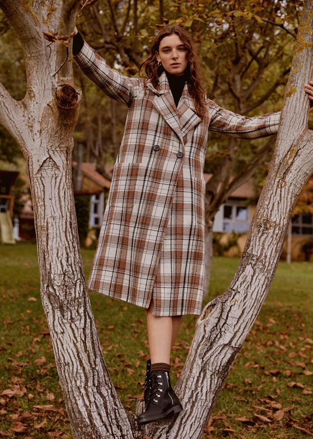 Este abrigo de cuadros 'oversize' de inspiración masculina es un 'must' esta temporada. Aprovecha las rebajas de Mango para comprártelo con un -30% de descuento sobre sus 99.99 euros de su precio original.