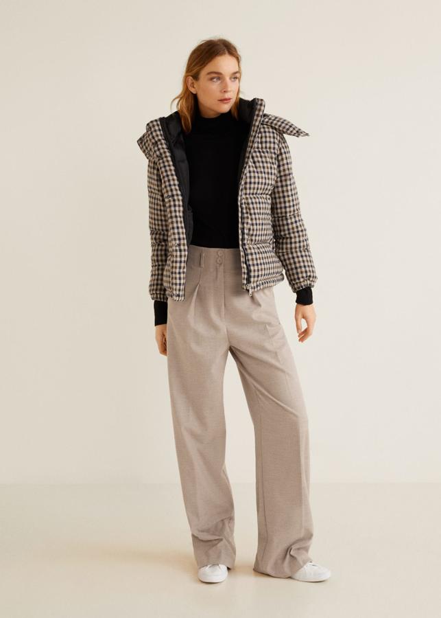 Perfecto para los días más fríos, este abrigo acolchado con estampado de cuadros se queda a un precio estupendo al bajarle el 30% de descuento que tiene en las rebajas de Mango. Precio original: 79.99 euros.