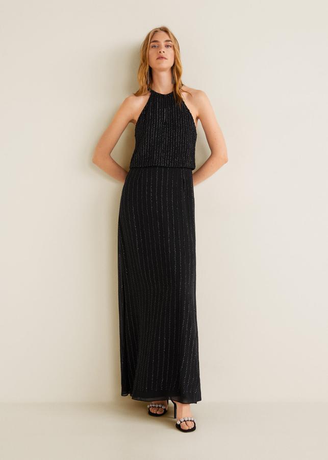¿Aún sin vestido para Nochevieja? Pues este vestido de noche con lentejuelas bordadas tiene un -30% de descuento sobre su precio original (129.99 euros) durante las rebajas de Mango.
