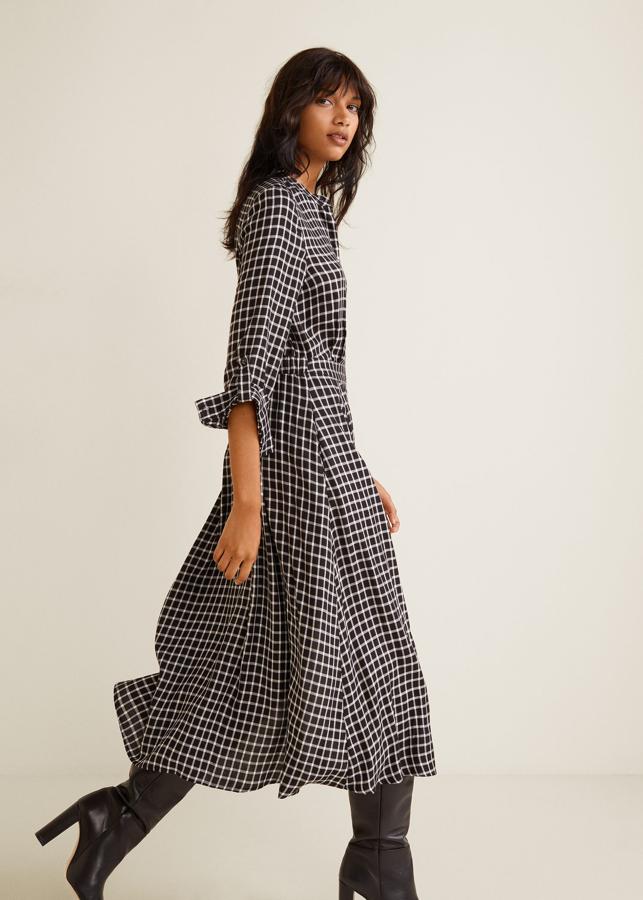 Este vestido camisero con estampado de cuadros es perfecto para el día a día. Cuesta 39.99 euros, pero tiene un -30% de descuento en las rebajas de Mango.