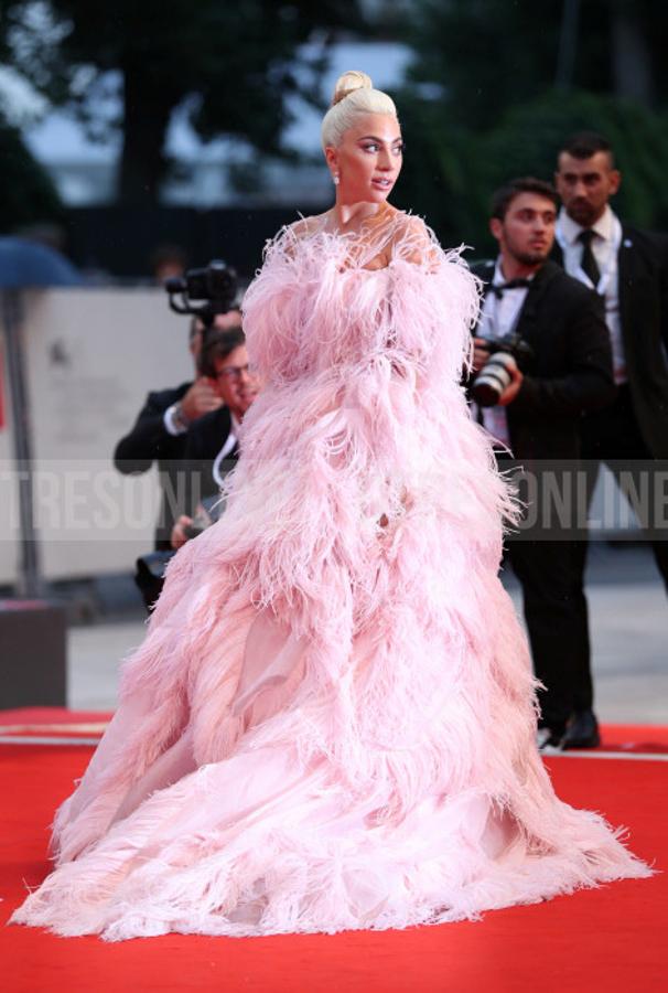 Para el estreno de la película que protagoniza, "A star is born", Lady Gaga apostó por un impresionante vestido de plumas rosa empolvado de la firma Valentino.