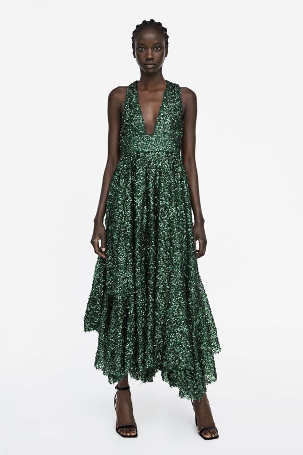 Con falda de capas, cuajado de lentejuelas verdes (129 euros).