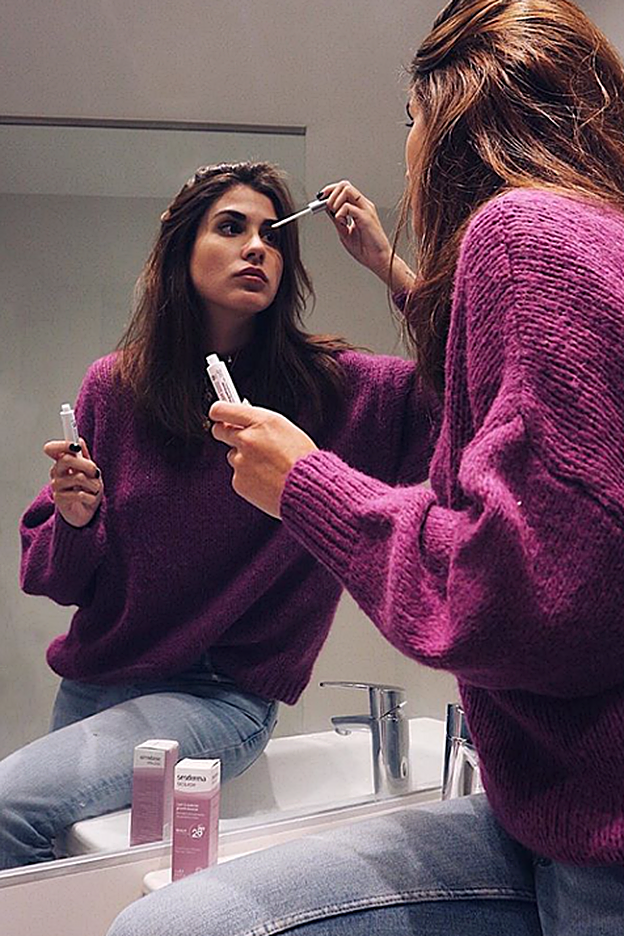Mery Turiel, aplicándose un producto para mejorar la densidad de pestañas y cejas.